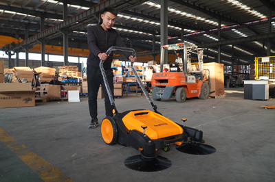 养鸡场使用手推式扫地机的特点: